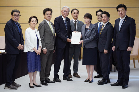 日本首相高市早苗(右四)6日在首相官邸,接收由北韓綁架受害者家屬聯絡會(家族會)、支援團體「救援會」以及跨黨派綁架問題議員聯盟3個團體提交的訪美成果報告書