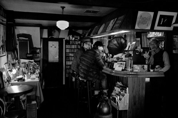 A gathering of Bop fans, with the proprietor, Matsuura Zenji, behind the bar at right (2018).