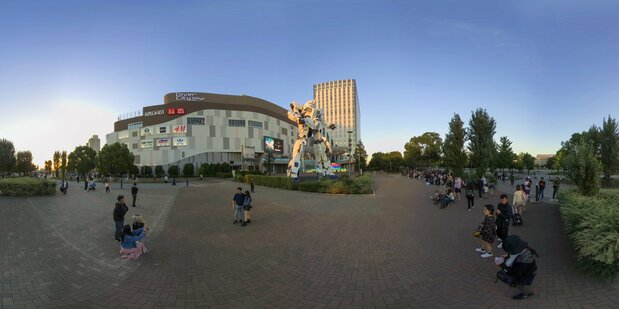 بالقرب من تمثال الحرية ينتصب مجسم غاندام الضخم بالقرب من مركز التسوق DiverCity Tokyo Plaza ، كرمز شهير ومميز لأودايبا. (© سوميسي ناوتو)