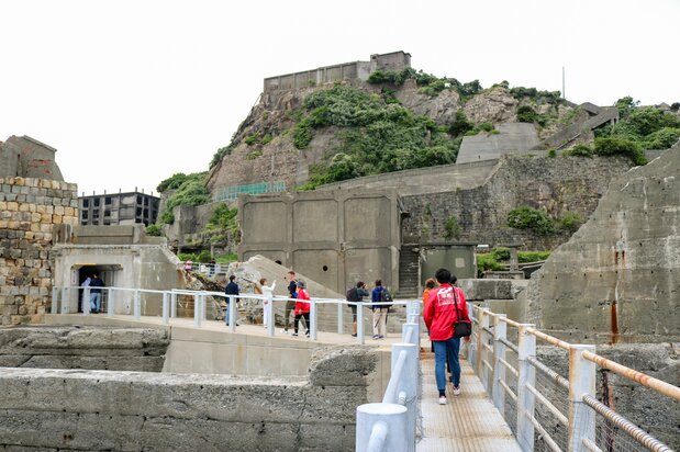 La ruta de visita de la zona donde se encontraban las instalaciones mineras empieza en el momento de desembarcar. (Fotografía de Gunkanjima Concierge)  