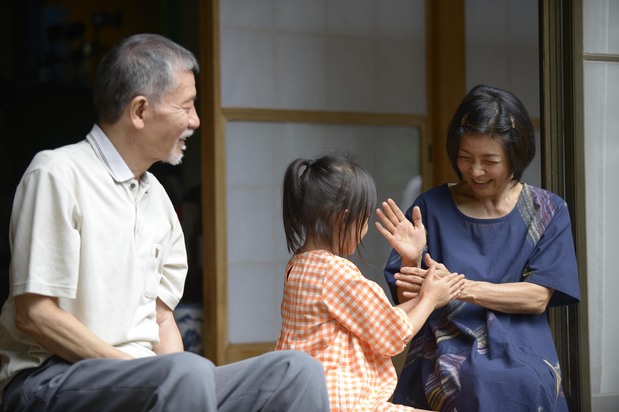 塩見三省(左)と市毛良枝がサヤカの祖父母を演じる ©2019映画「駅までの道をおしえて」production committee