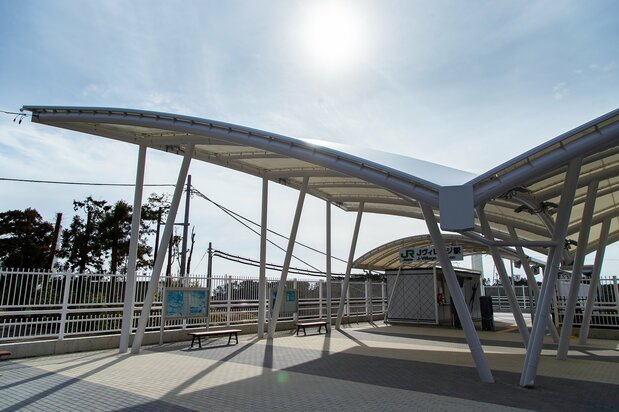 La estación de ferrocarril J-Village, situada a dos minutos a pie de la entrada a los campos deportivos y a unos siete minutos a pie del hotel, será escenario del primer relevo de la antorcha olímpica.