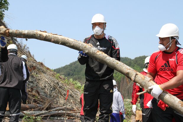 In June 2012, the Kobelco Steelers rugby team from Kobe, Hyōgo Prefecture, hailing visited Kamaishi and worked as volunteers alongside local Kamaishi Seawave players to remove mud and timber.