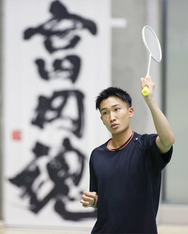 桃田贤斗备战奥运。身后悬挂着“富冈魂”字样的条幅（2021年7月12日，东京都调布市NTT中央研修中心，时事社）