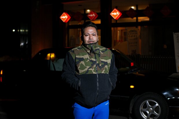 荒田裕樹さん。勤務するウポポイではアイヌ古式舞踊を披露している