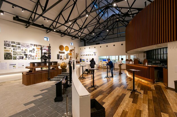 Junto a la sala de exposiciones hay un bar de sake donde se puede disfrutar de productos tradicionales y otros exclusivos de Yoshinogawa (aunque no es gratuito).