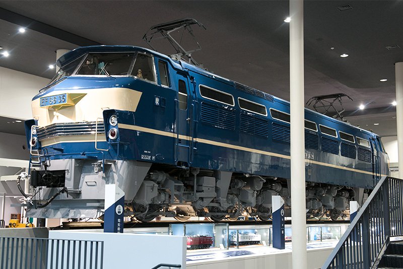 東海道本線や山陽本線の貨物列車に用いられたEF66形電気機関車（1974年製）。通路から車両の下側を眺められる。