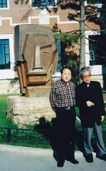 Mo Yan (à gauche) et Ôe Kenzaburô devant le Musée national de la littérature chinoise moderne