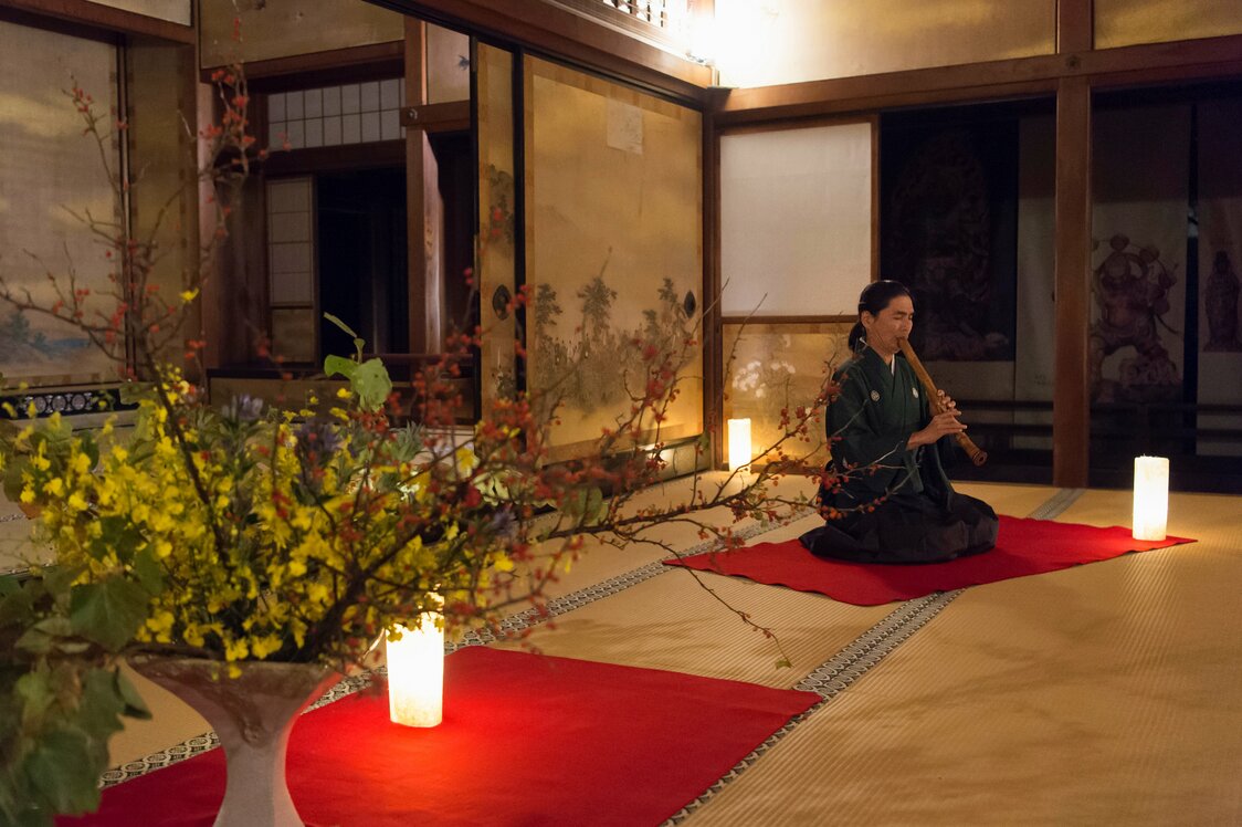 御室流生け花が飾られた宸殿で、雅楽や尺八などの演奏に耳を傾けながら食事が味わえる