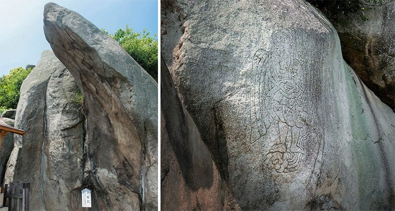 Las rocas Meoto, en el monte Senkōji, con una figura mitológica grabada en una de ellas.