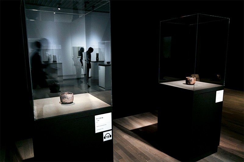 十五代吉左衞門　焼貫黒樂茶碗　2015年 自ら「巌石茶碗」と呼ぶ当代の新境地が垣間見える作品。強い赤、藍、緑など原色に近い多彩な色を使い「叫んでいた」茶碗から、モノトーンの「しゃべらない」茶碗へと変化している。