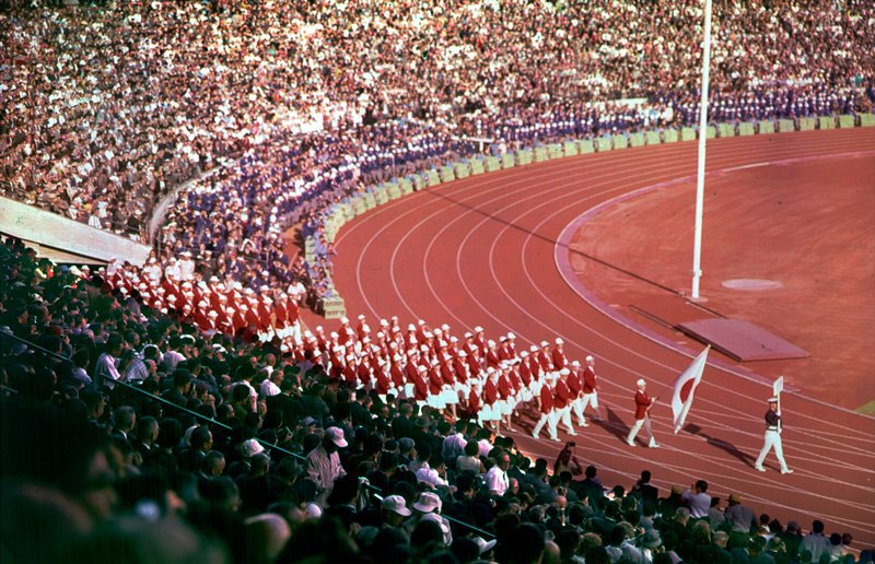 日本選手団の入場行進（1964年東京五輪）。