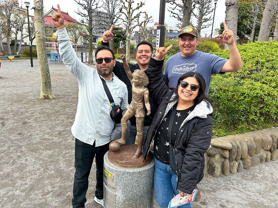在葛饰区四木公园，美国游客诺埃·戈麦斯和他的朋友在大空翼的劲敌日向小次郎的铜像前拍照留念 ©高桥阳一/集英社