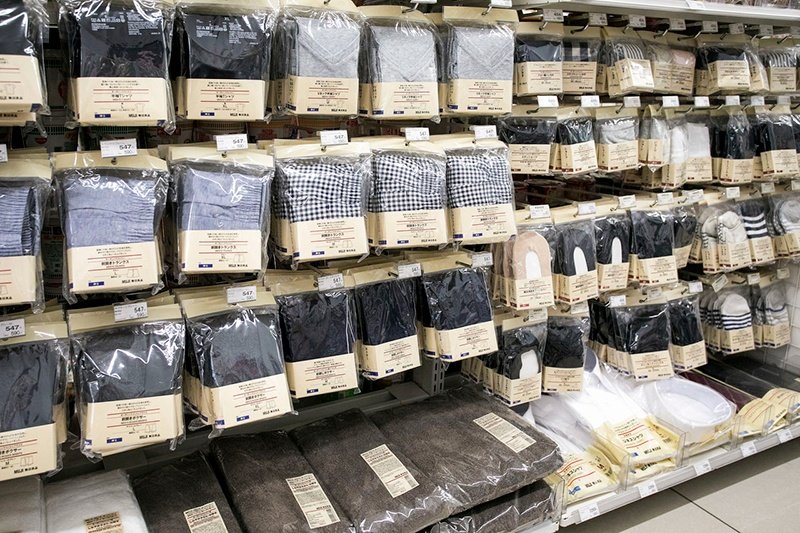 Productos de Muji en un FamilyMart: ropa interior, toallas, papelería…