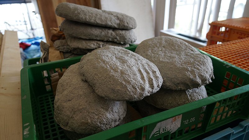 Piedras hechas con papel de periódico. Son las que se usaron en la película.