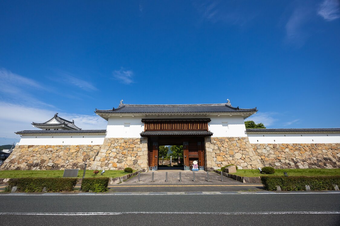 设有田边城资料馆的城门。左侧的瞭望塔屋顶下是彰古馆