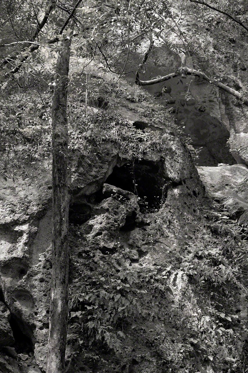La roca sagrada considerada repositorio de los dioses. Fotografía de Ōsaka Hiroshi.