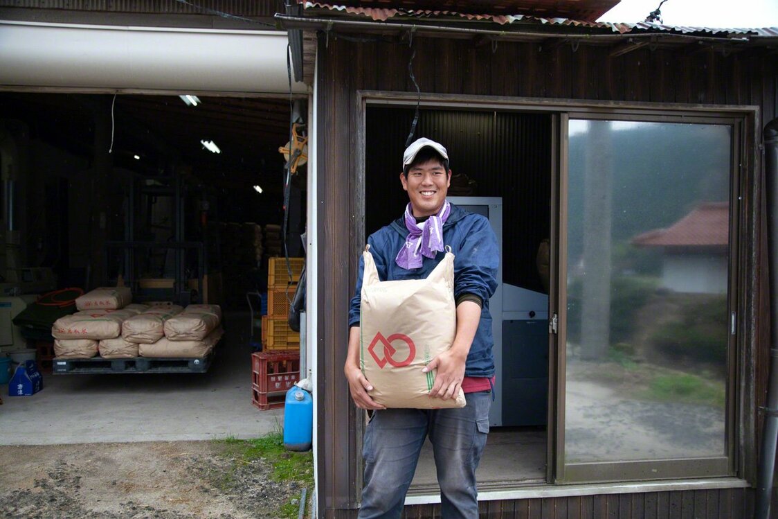 精米した米を運ぶ川北さん。ゆくゆくは日野町で独立したいと話す