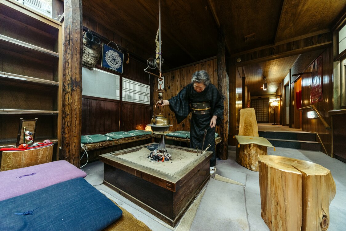 65年前に22歳で出羽屋に嫁入りした、二代目の女将、喜久子さんも現役。今も宿の「看板娘」として、新旧のお客さんに親しまれている
