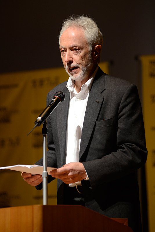 J.M. Coetzee Nace en Cape Town, Sudáfrica, en 1940. Tras trabajar en una empresa informática del Reino Unido, se convierte en escritor. En 1983, gana el Premio Booker por su novela Vida y época de Michael K; posteriormente, en 1999, pasa a ser la primera persona en recibir dos veces ese galardón gracias a su novela Desgracia. En 2003, obtiene el premio Nobel de Literatura. Entre sus obras, destacan Esperando a los bárbaros, La edad de hierro y Hombre lento. Durante el Festival Internacional de Literatura de Tokio leyó ante el auditorio un pasaje de su obra La infancia de Jesús.