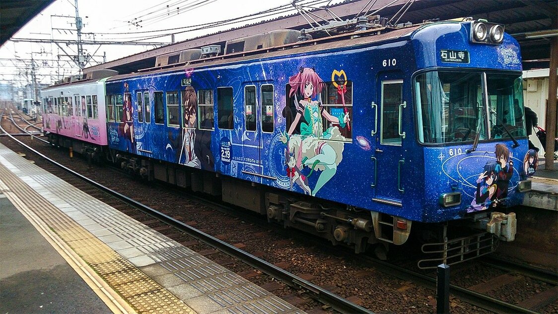 Tren de la línea Ōtsu decorado con los personajes de la serie de animación Chūnibyō demo koi ga shitai! en 2014.
