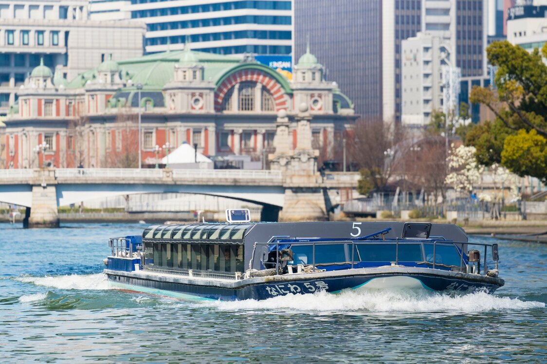 L’Aqualiner laissant derrière lui la Salle des Fêtes d’Osaka (Osaka-shi Chûô Kôkaidô) un bâtiment construit pendant l’ère Taishô (1912-1926) sur Nakanoshima.