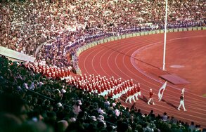 日本選手団の入場行進(1964年東京五輪)。
