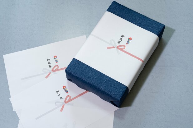お中元・お歳暮には慶事用の熨斗紙を巻く（PIXTA）