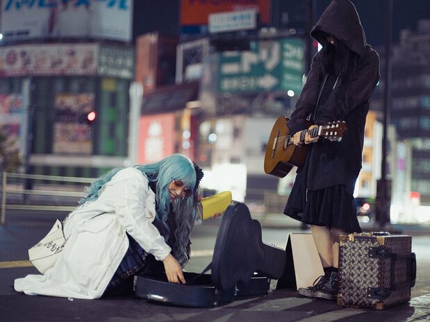 イッコ（広瀬すず）は新宿の路上でキリエ（アイナ・ジ・エンド）の歌と出会う　©2023 Kyrie Film Ban