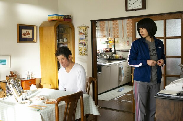 毎日記憶をなくすほどアルコールに溺れ、いくらお酒をやめてと訴えてもまるで聞かない父に対して、無関心になろうと決めるサキ ©菊池真理子/秋田書店 ©2019映画「酔うと化け物になる父がつらい」製作委員会