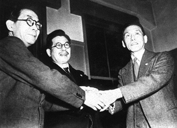 芦田内閣組閣へ向け、握手を交わす(右から)芦田均・民主党総裁、片山哲・社会党委員長、三木武夫・国民協同党委員長=1948(昭和23)年3月9日(共同)