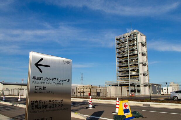 南相馬市復興工業団地内にあるロボテス。外壁のない建物は、工場内などで作業するロボットの実証実験を行う「試験用プラント」