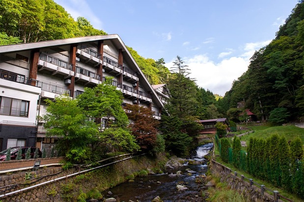 Exterior of the Shin’yu Onsen. (© Kodera Kei)