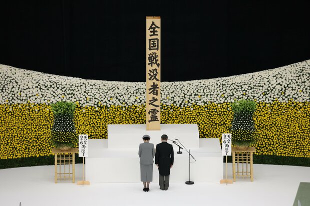 日本天皇和皇后在全国战殁者追悼仪式上默哀,东京都千代田区(时事社)