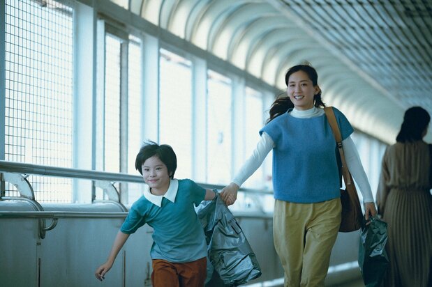 L’arrivée de « Kakeru » bouleverse progressivement l’équilibre du couple. (© 2026 Fuji Television/Gaga/Tôhô/Aoi Pro)