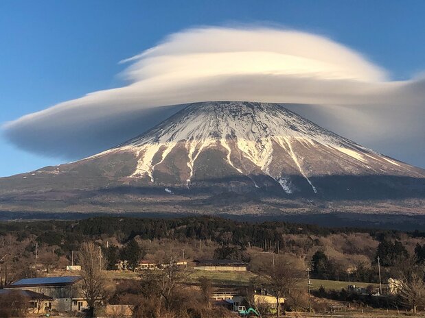 The shot that went viral. It was taken at a superb angle that gives viewers a glimpse of the underside of the giant lens-shaped cloud.