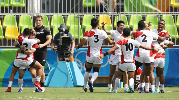 The Japan Sevens celebrate after snatching victory away from powerhouse New Zealand during group play at the 2016 Rio de Janeiro Olympics. (© Jiji)