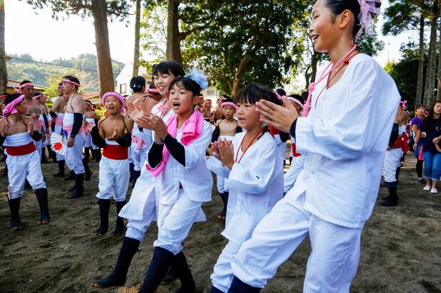 The festival is also well-known for its fisherfolk songs celebrating good catches. (© Haga Library)