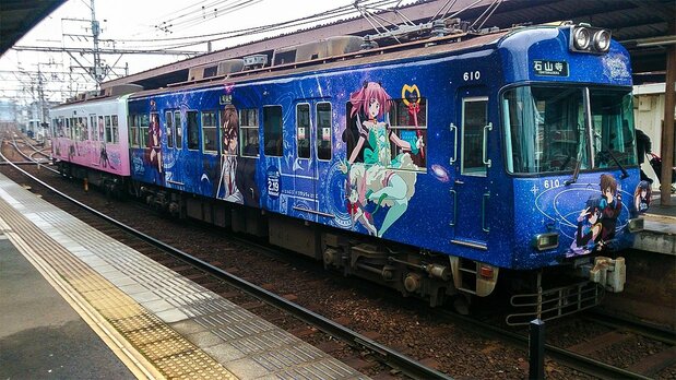 Tren de la línea Ōtsu decorado con los personajes de la serie de animación Chūnibyō demo koi ga shitai! en 2014.