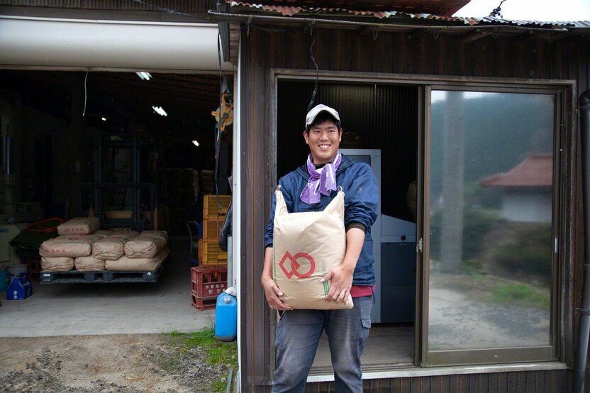 精米した米を運ぶ川北さん。ゆくゆくは日野町で独立したいと話す