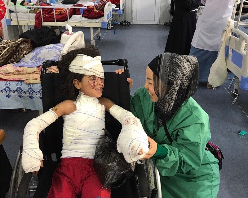 2017年、イラク・東モスルで治療中の少女と　©MSF