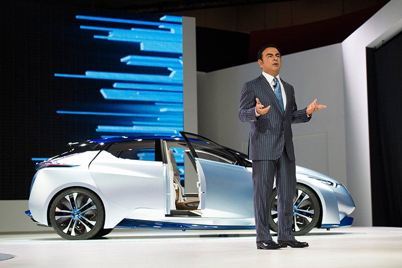 El presidente y director ejecutivo de Nissan, Carlos Ghosn, con el automóvil autónomo de su marca durante una rueda de prensa en el Tokyo Motor Show el 28 de octubre de 2015.