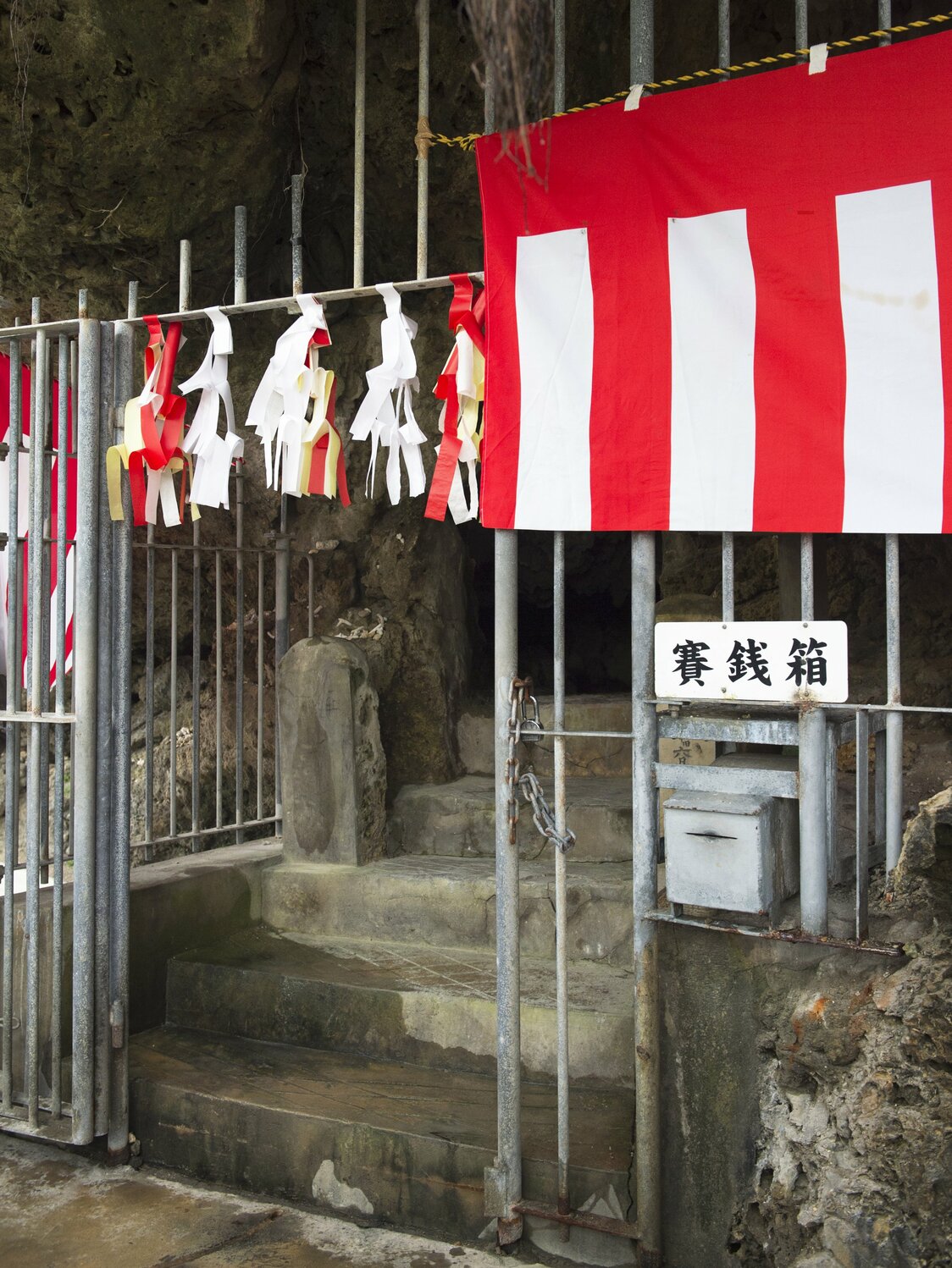 普段は施錠されているガマだが、旧正月の行事の際には内部に入って拝むことができる