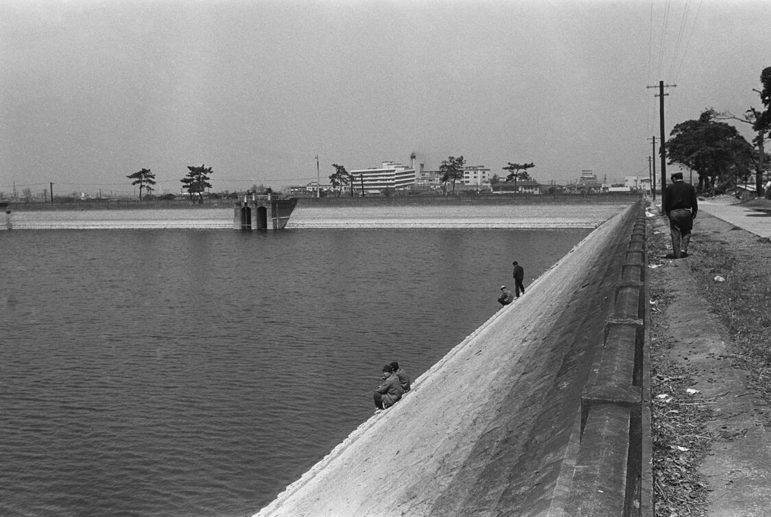 La Planta Purificadora de Yodobashi, que ya no estaba en funcionamiento. Este es el aspecto que presentaba el barrio de rascacielos de Shinjuku hace 59 años. (Fotografía realizada en abril de 1965 - Jiji Press)