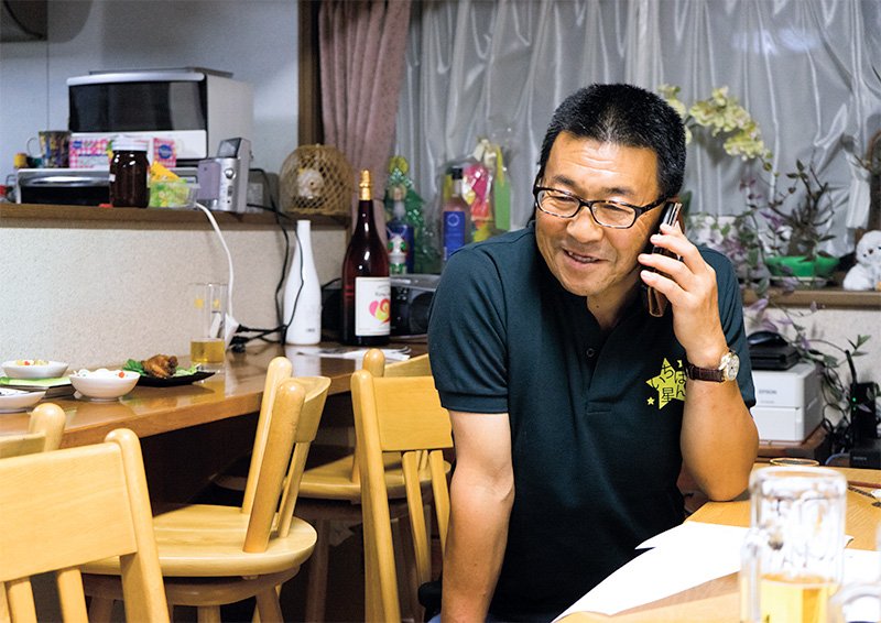 正在撥打電話的星巖先生