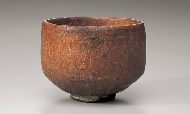 初代　長次郎　赤樂茶碗　銘　無一物（むいちぶつ）　重要文化財　桃山時代（16世紀）　頴川美術館蔵　「大黒」とともに、利休の「わび茶」の神髄を表した静かなたたずまいで、深い存在感のある名碗（展示期間：3月14日〜4月2日）
