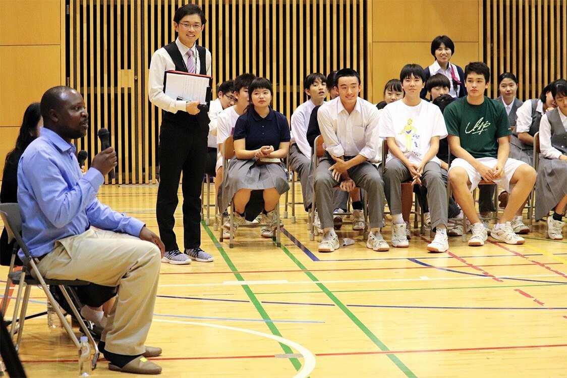 麹町中学校の体育館で特別授業を行うカムクワンバ氏