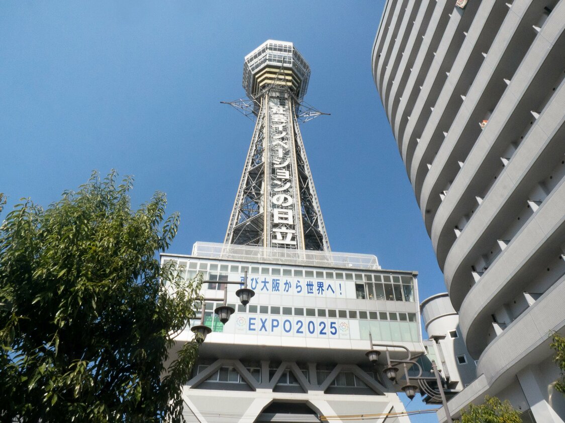 新世界にそびえる「通天閣」
