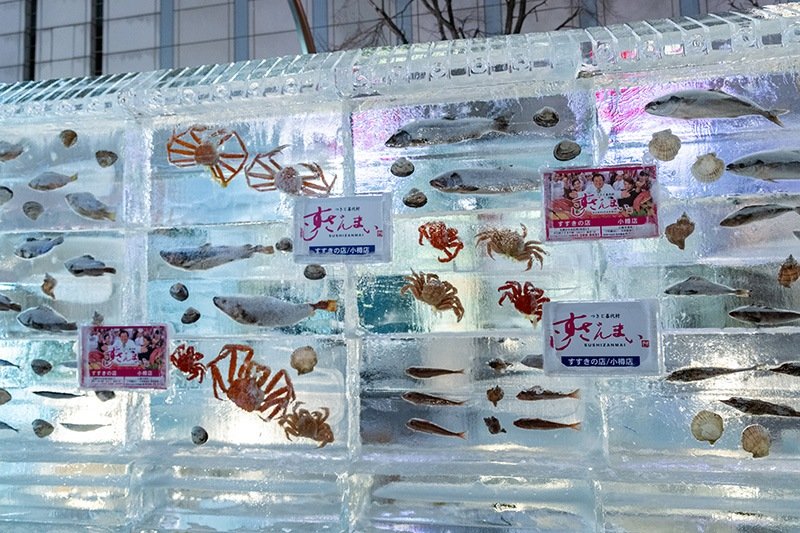 Esta escultura de hielo de "sushi en abundancia" parece contener pescados y mariscos utilizados para el sushi congelados en pleno nado.