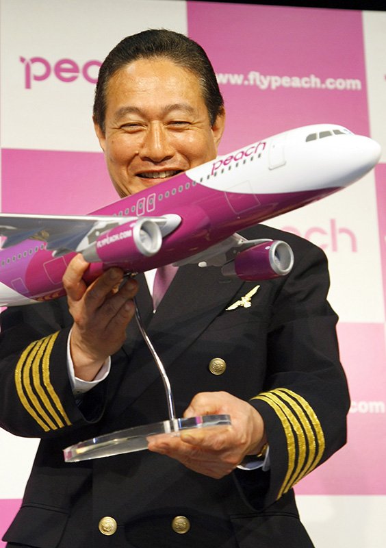 全日空は、エアアジア・ジャパン設立に先立ち、関西国際空港を拠点とするLCCとしてピーチ・アビエーションを設立した。ブランド名発表記者会見での写真撮影にパイロット姿で臨んだ井上慎一CEOは全日空出身。（2011年5月）